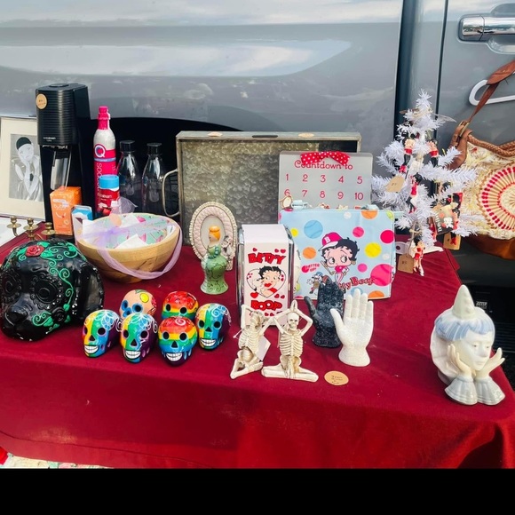 5 pound Christmas mystery box !! Mostly decorations figurines , garlands ect. - Picture 5 of 10